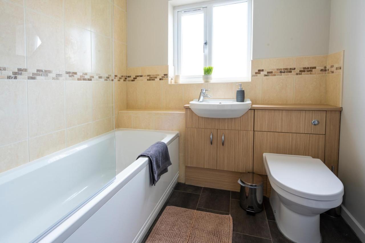 Bright & Modern 4 Bedroom Townhouse 스태퍼드 외부 사진